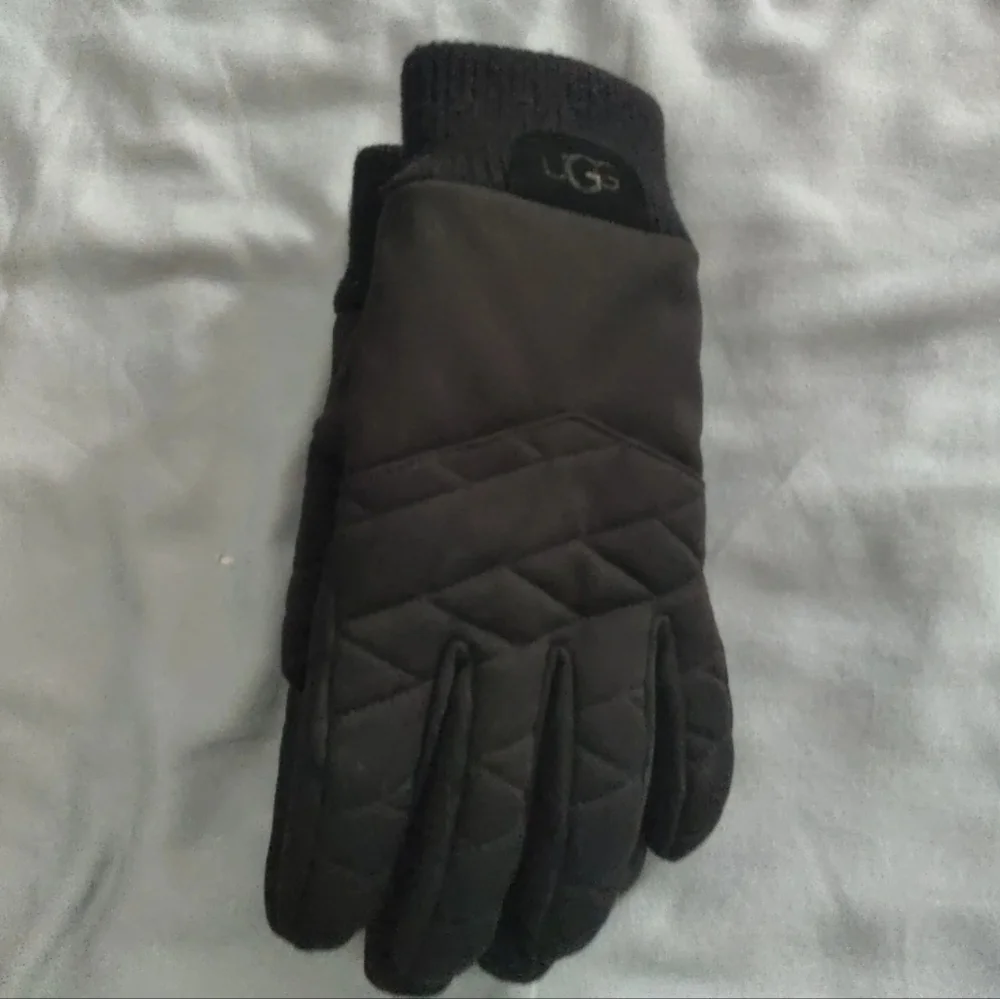 UGG Black Quilted Winter Gloves  Warm & Cozy Cold Weather Gloves Size Small NWT